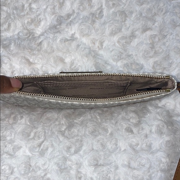 Michael Kors wristlet/wallet - Picture 4 of 4